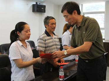 省總工會黨組書記、副主席陳震一行到順昌虹潤精密儀器有限公司慰問困難職工