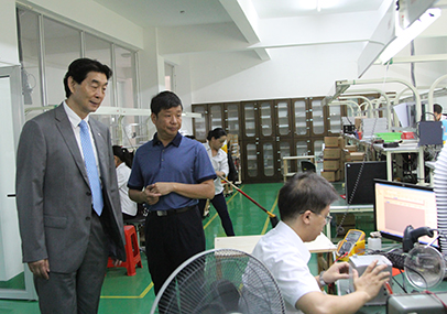 中國(guó)儀器儀表學(xué)會(huì)常務(wù)副理事長(zhǎng)吳幼華一行蒞臨虹潤(rùn)公司參觀考察