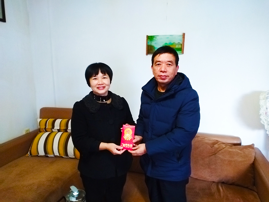 “退休職工常掛懷 春節慰問暖人心”虹潤新春走訪慰問退休干部和骨干員工